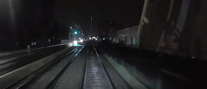 Yürekleri ağızlara getiren anlar! Genç kadın tramvayın altında kalmaktan son anda kurtuldu - 1