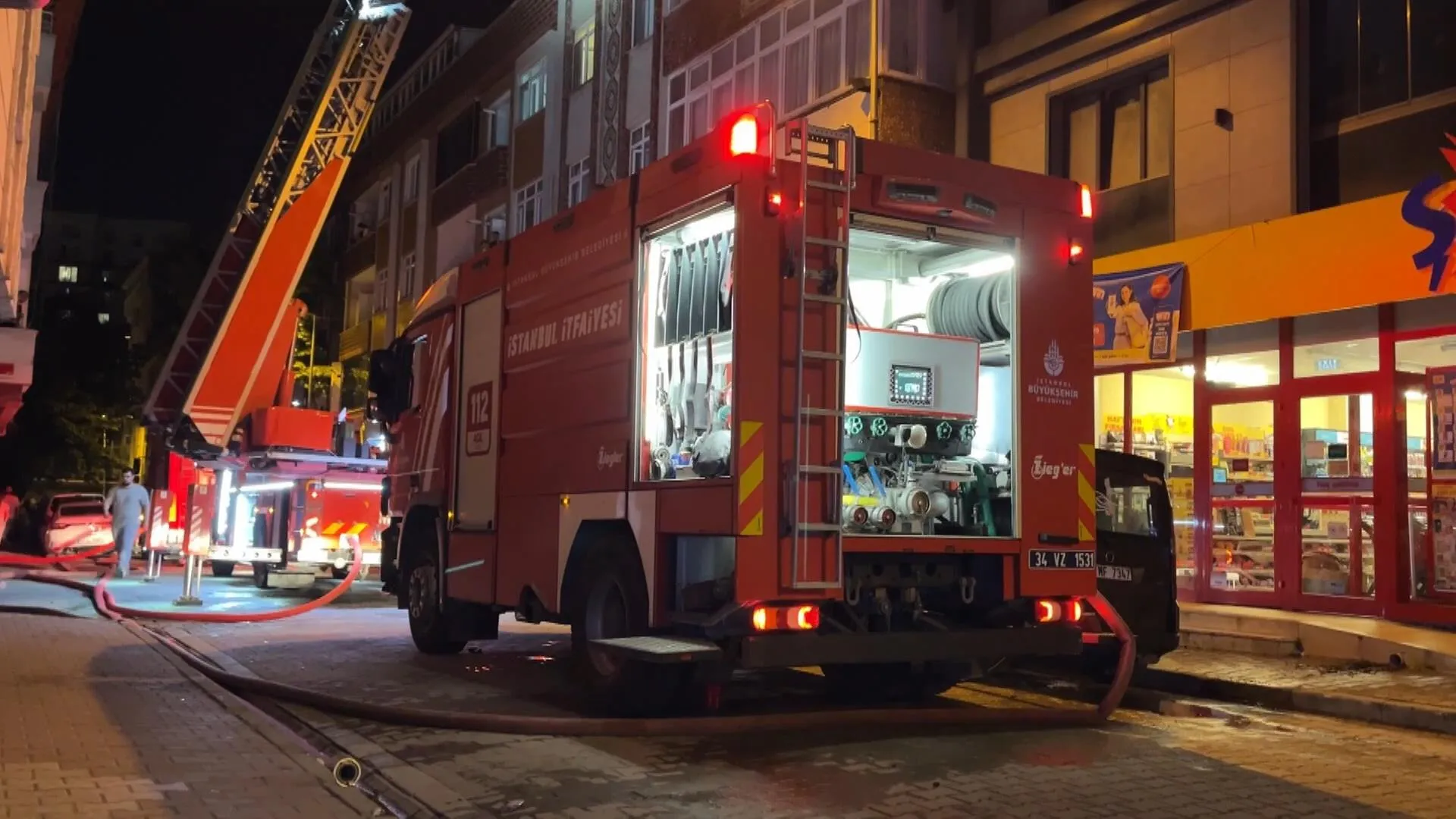 İstanbul'da geceyi aydınlatan yangın! 4 katlı binanın çatısı