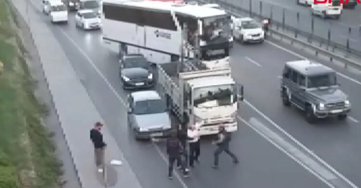 İstanbul'da trafikte sopalı kavga