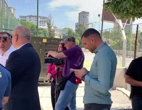 1694434472630.jpg FOX TV'den taciz haberciliği! Bakan Tekin'in çocuklarla sohbetini zorla böldü! 9 ay önce de aynı muhabir aynı olay... - 3