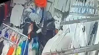 Esenyurt'ta çikolata ve kıyafet çalan şüpheliler kamerada