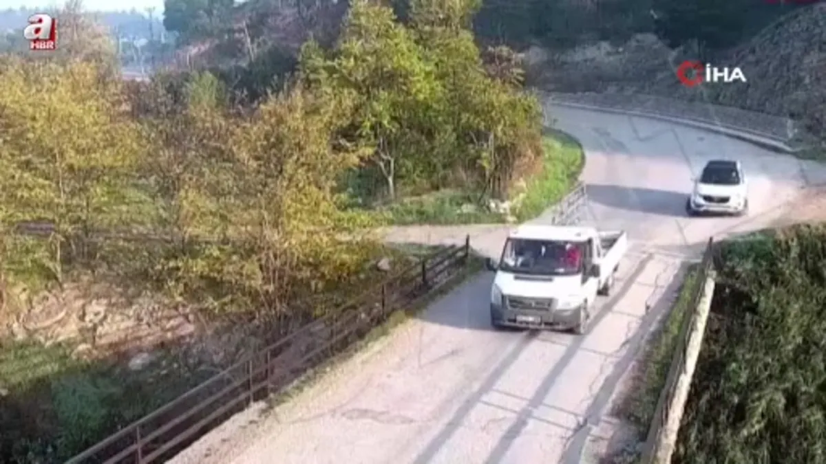 Çocuğun kullandığı otomobilin köprüden çaya uçtuğu kaza kamerada