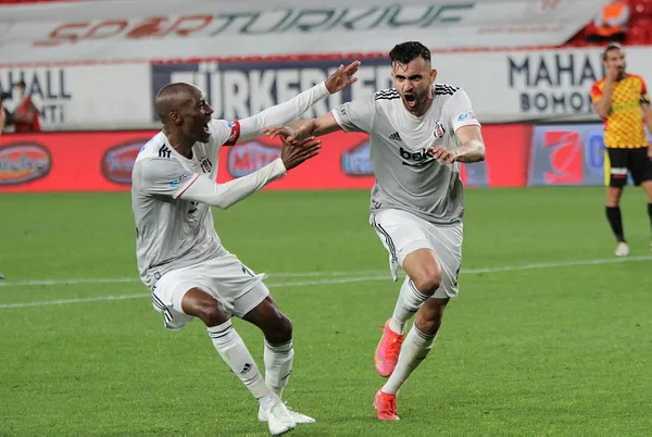 son-dakika-transfer-haberi-galatasaray-rachid-ghezzal-ve-leicester-city-ile-transfer-konusunda-anlasti-1626384900072.jpg Son dakika transfer haberi: Galatasaray Rachid Ghezzal ve Leicester City ile transfer konusunda anlaştı - 4