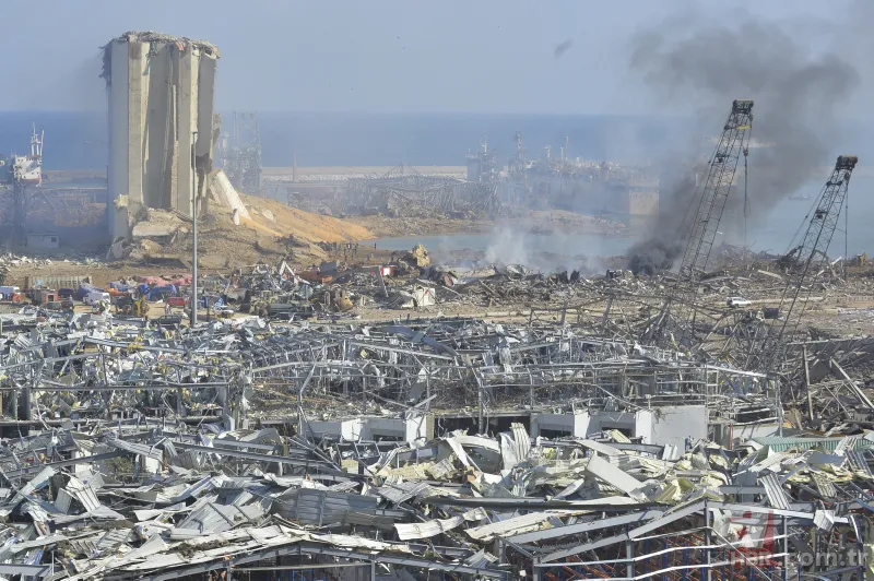 Lübnan Beyrut'taki patlamada şok dalgası gücü böyle görüntülendi! İşte patlama anında farklı yerlerde yaşananlar 18