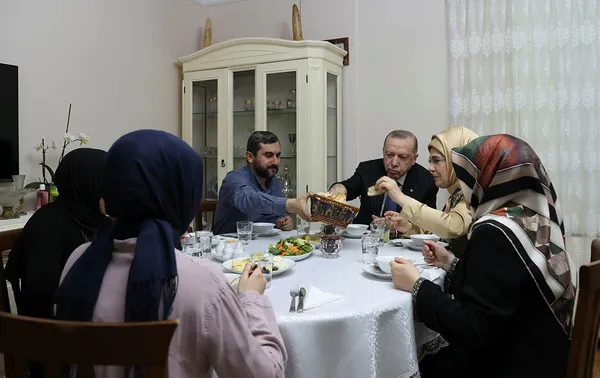 1649093914663.jpg Halkın adamı halkın sofrasında: Başkan Erdoğan ve eşi iftar için İstanbul'da bir ailenin evine konuk oldu - 1