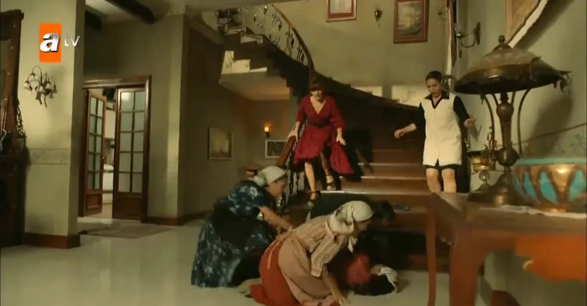 Züleyha, Saniye'yi merdivenden itiyor | Bir Zamanlar Çukurova 41. yeni bölüm (son bölüm) sahne