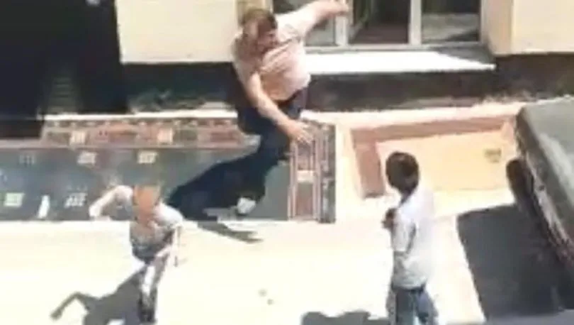Vicdansız baba, sokakta çocuklarını tekme tokat dövdü - 1