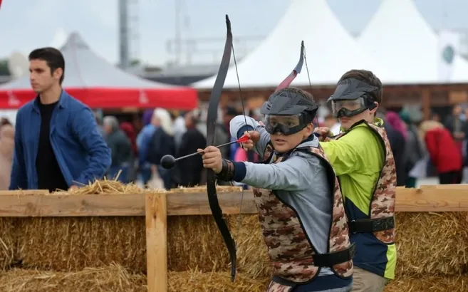 Bakan Berat Albayrak ve Bilal Erdoğan’ın çocukları Etnospor Kültür Festivali’nde ok attı | Video