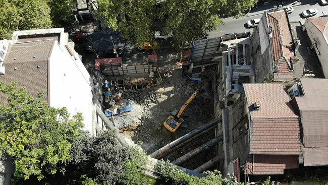 CHP'li Beşiktaş Belediyesi’nin ihmalkarlığı pes dedirtti! Tarihi binada çatlak oluştu - 1