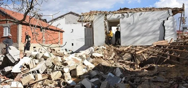 Asrın felaketinin ardından dehşete düşüren görüntü! Depremin vurduğu ev ikiye bölündü