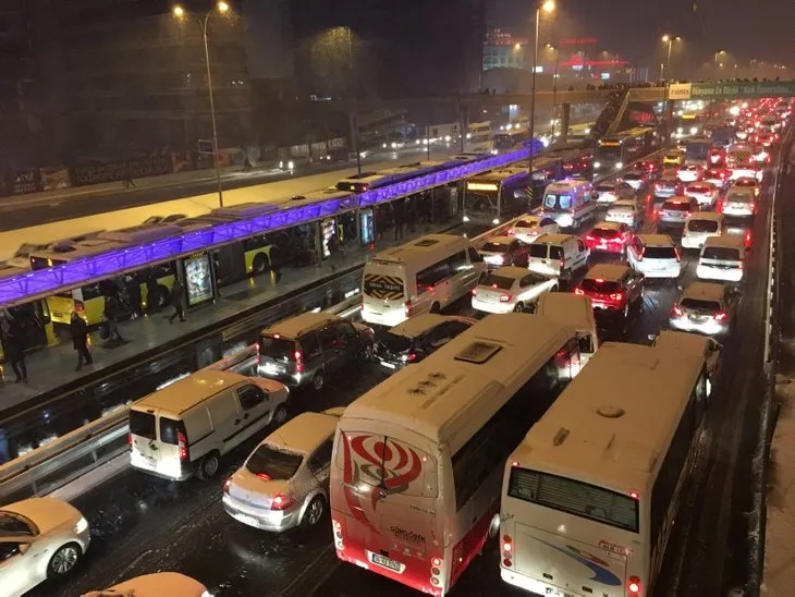 İstanbul’da yeni mesai saatleri | Toplu taşımada yoğun kalabalık! Sosyal mesafe çoktan unutuldu