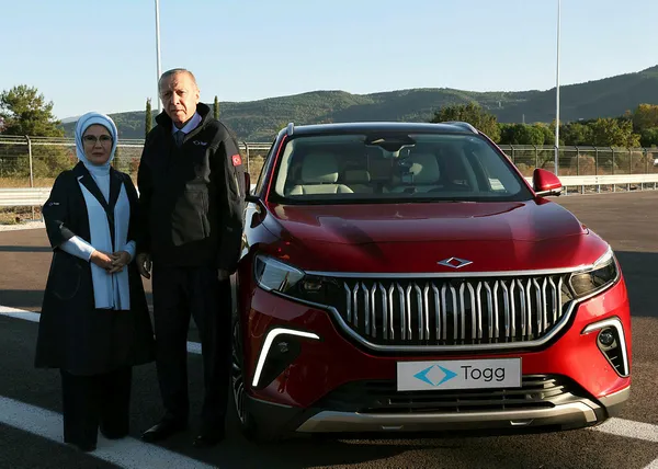 erdogan-ailesinin-alacagi-toggun-rengi-belli-oldu-emine-erdogan-duyurdu-gonlumuz-al-bayragimizin-timsali-anado-1667071780251.jpg Erdoğan ailesinin alacağı TOGG'un rengi belli oldu! Emine Erdoğan duyurdu: Gönlümüz al bayrağımızın timsali Anadolu kırmızından yana