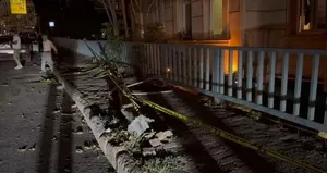 Dolmuşun çarptığı yaya köprüden düştü!