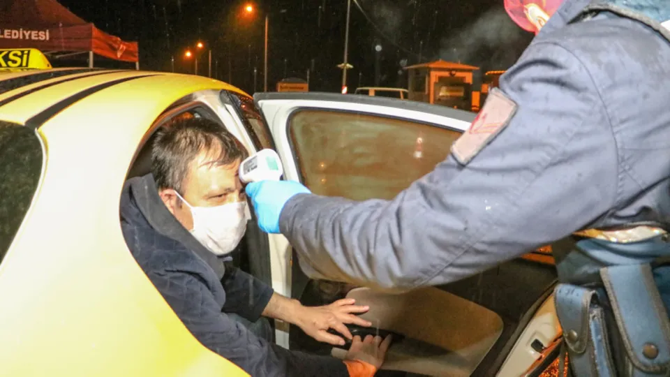 Kısıtlamanın kalktığı Antalya’ya gece yarısından itibaren girişler başladı