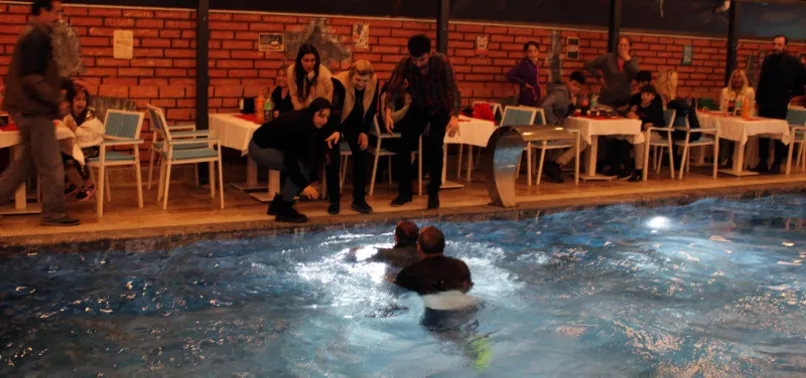 Mustafa Keser depremzedelere moral gecesinde havuza düştü! Neye uğradığını şaşırdı