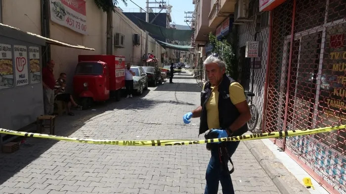 İzmir'de alacaklıların kavgasında silahlar konuştu: 1'i ağır 3 yaralı | Pompalı tüfekli kavga güvenlik kamerasına yansıdı - 4