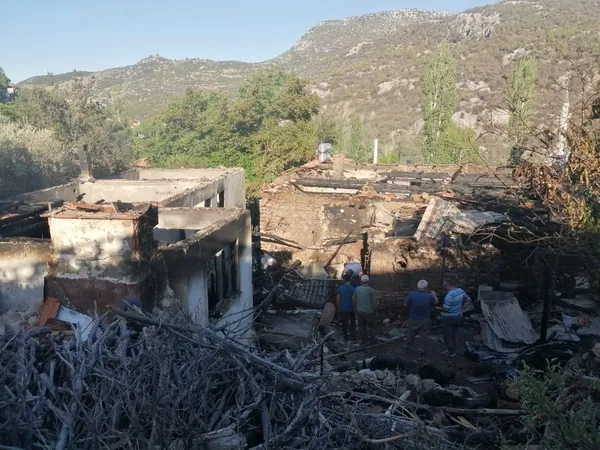 burdurda-korkutan-yangin-1-ev-kullanilmaz-hale-geldi-1-ev-agir-hasar-aldi-1657095990884.jpg Burdur’da korkutan yangın! 1 ev kullanılmaz hale geldi, 1 ev ağır hasar aldı - 2