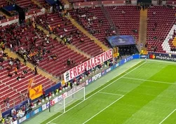 Dev maçta tüm dünyaya tarihi mesaj! Galatasaray taraftarları mazlum Filistin’i unutmadı