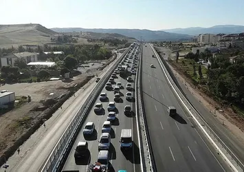 43 ilin geçiş güzergahı kilit kavşakta dönüş yoğunluğu! Tatilciler dönüş yoluna geçti