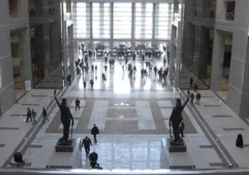 Adliyeyi karıştıran olay! Savcının odasını basıp eşyalara zarar verdi