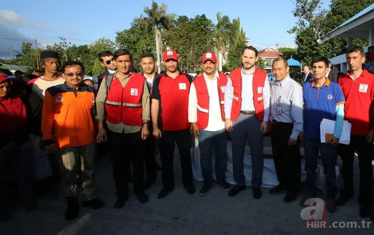 Bakan Berat Albayrak Endonezya’da yardım dağıttı