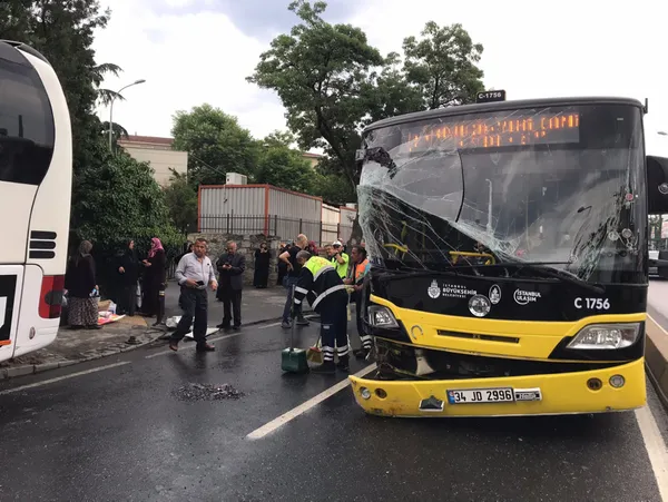 Son dakika | Üsküdar'da İETT otobüsü ile iki tur otobüsü çarpıştı! Manzara savaş ortamını andırıyor - 4