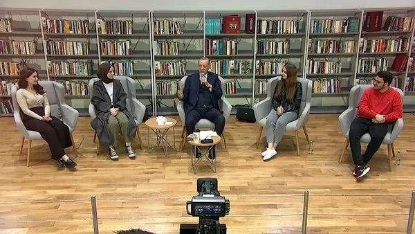 baskan-erdogandan-genclerle-rami-kutuphanesi-bulusmasinda-onemli-mesajlar-1684599684308.jpg Başkan Erdoğan'dan 7’li koalisyona tepki: Milletin sinir uçlarıyla oynayanları 28 Mayıs’ta emekli edeceğiz - 7