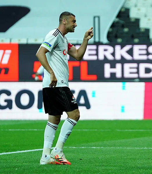 Beşiktaş’ta Burak Yılmaz şoku! Maça devam edemedi