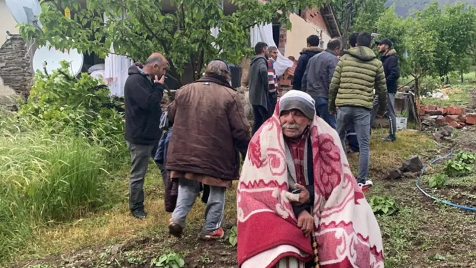 Bingöl'de depremin ardından çekilen fotoğraflar gündem oldu
