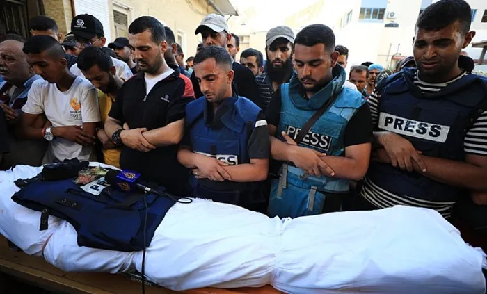 siyonistlerin-basin-suikastina-bmden-sert-tepki-haniyenin-evini-goruntulemek-isteyen-gazetecileri-katledildi-s-1722529780481.jpg Gazze'de gazetecilere yönelik saldırılar protesto edildi