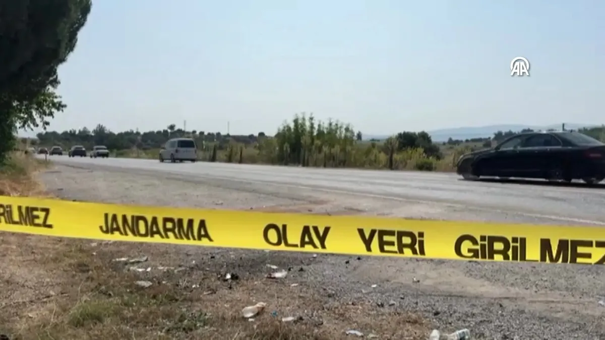 Yoldan çıkıp sinyalizasyon direğine çarpan otomobil parçalandı: 1 yaralı