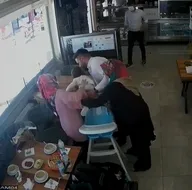 Heimlich manevrası nedir | Boğazına ekmek takılan çocuğu işte böyle kurtardı