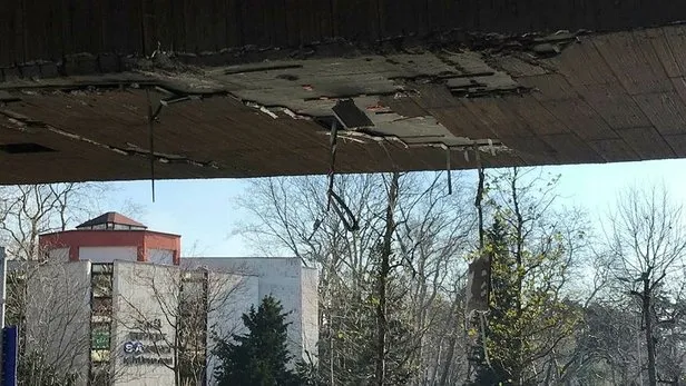 Beşiktaş’ta iş makinası üst geçide çarptı