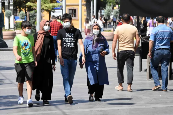 Okulların tatil olmasıyla birlikte Bilim Kurulu üyesi Tevfik Özlü’den yeni uyarı: Anadolu’ya virüs taşınıyor