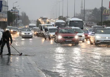 Antalya yağış ve fırtınaya teslim oldu! Cadde ve sokaklar göle döndü