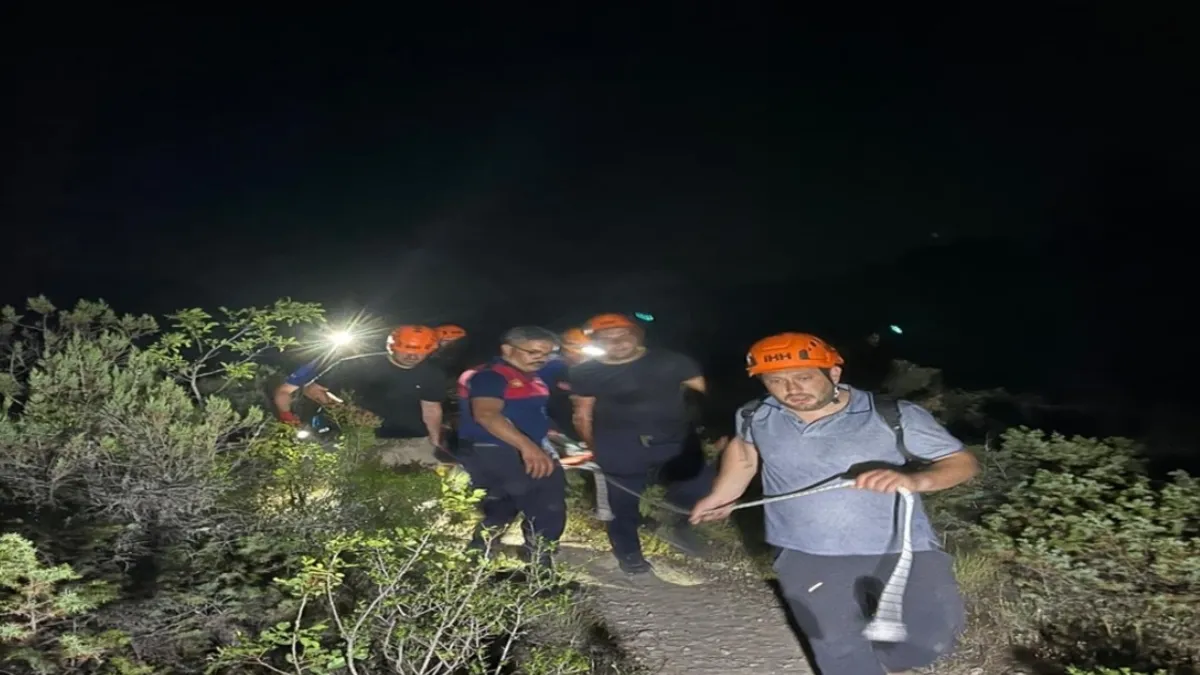 Safranbolu'da feci kaza! Kayalıklardan düşen genç ekiplerce kurtarıldı