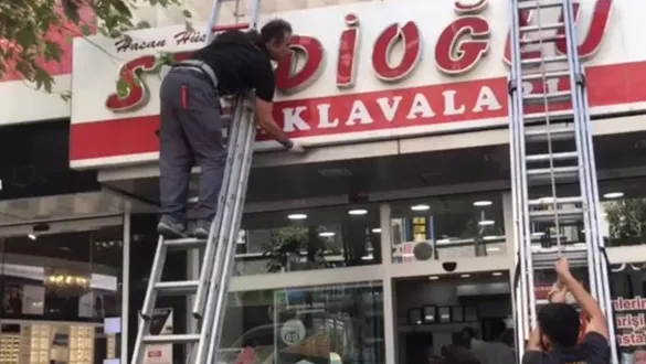 Hamile kadına dehşeti yaşatan maganda kardeşlerin dükkanının tabelaları indirildi