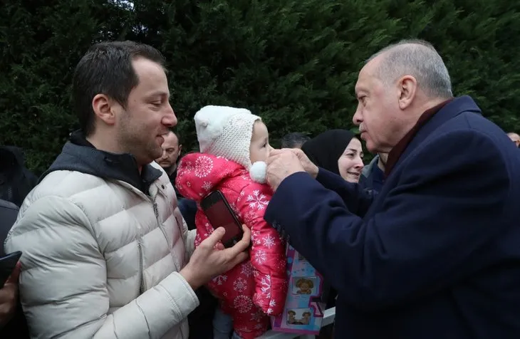 Başkan Erdoğan cuma sonrası çocuklara oyuncak dağıttı
