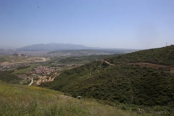 CHP’den İzmir’de TOKİ projesine çelme! Vatandaş CHP’li belediyeyi protesto etti: Enkaz altında kalınca mı sesimizi duyacaksınız?