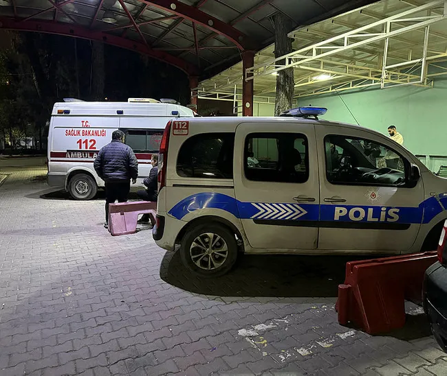 izmirde-inanilmaz-olay-once-sokakta-sonra-hastanede-bicakladilar-1703744595152.jpg İzmir'de inanılmaz olay! Önce sokakta sonra hastanede bıçakladılar - 1