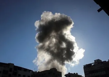Esad sivilleri napalm bombalarıyla vurdu