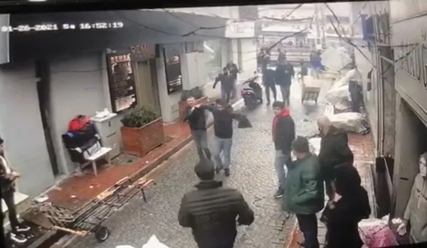 1611816336207.jpg Ayakkabı hırsızına esnaf dayağı! O anlar kamerada - 1