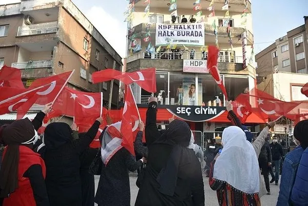 Şırnak’ta HDP’lilerden alçak saldırı: PKK’ya tepki için eylem yapan terör mağduru anneleri taşladı