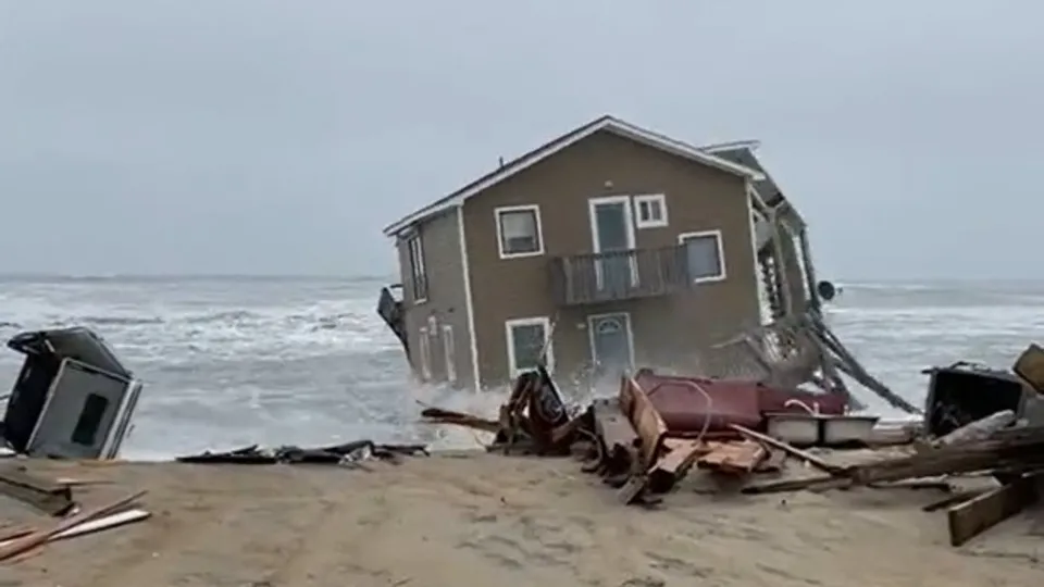 381 bin dolarlık ev okyanusa düştü