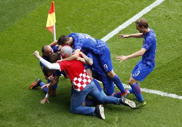 Hırvat taraftar futbolcularla birlikte sevindi