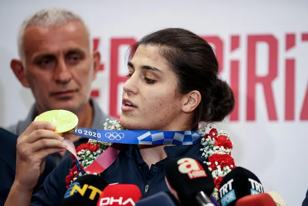 busenaz-surmeneli-yurda-dondu-sampiyon-a-habere-konustu-1628573547239.jpg Busenaz Sürmeneli yurda döndü! Şampiyon A Haber'e konuştu - 1