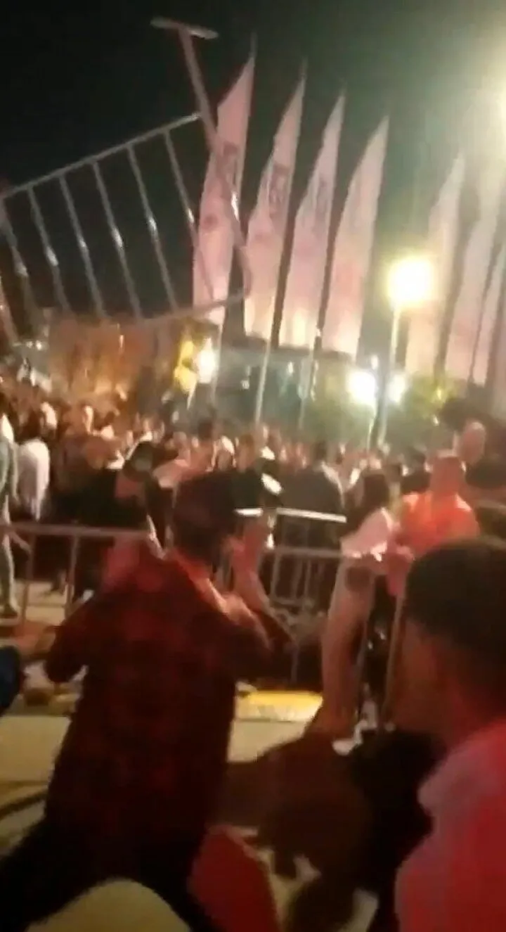 İrem Derici konserinde demir bariyerler havada uçuştu! Polis biber gazı kullanarak kavgayı ayırdı