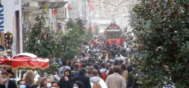 İstanbul Taksim’de korona virüse rağmen oluşan kalabalık dikkat çekti