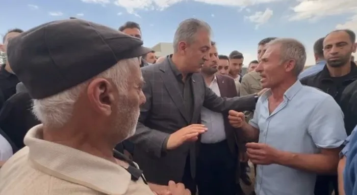mardinde-demli-vekilin-yangin-provokasyonuna-vatandaslardan-ayar-defolun-buradan-1719154482696.jpg Mardin'de DEM'li vekilin yangın provokasyonuna vatandaşlardan ayar! Defolun buradan - 2