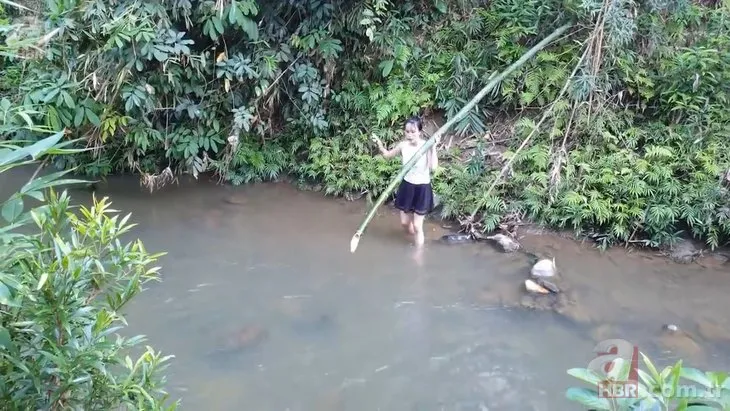 Böyle balık avlama yöntemi görülmedi 🐟 Genç kadın vahşi doğada tek başına hayatta kalma mücadelesi veriyor | İlkel malzemelerle yaptı